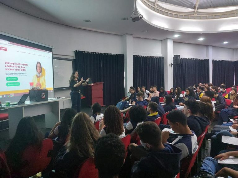 Regente Do Coral De Libras Iescamp Realiza Palestra No Col Gio Raphael